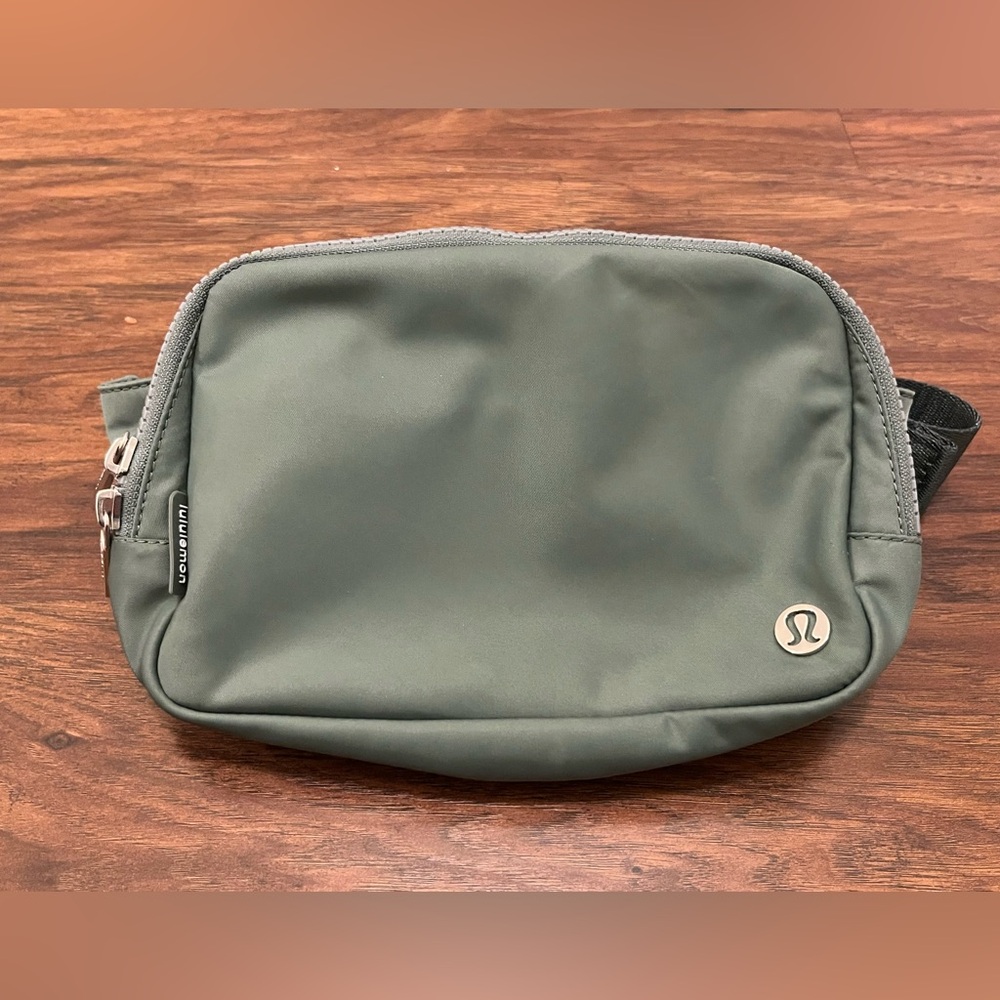🍋 EUC Lululemon Everywhere Belt Bag w/ Long Strap 2L - Grey Eucalyptus (?)
